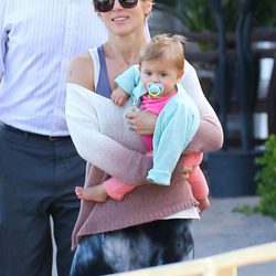 Elsa Pataky con su hija India Rose en brazos paseando por Malibú