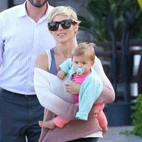 Elsa Pataky con su hija India Rose en brazos paseando por Malibú