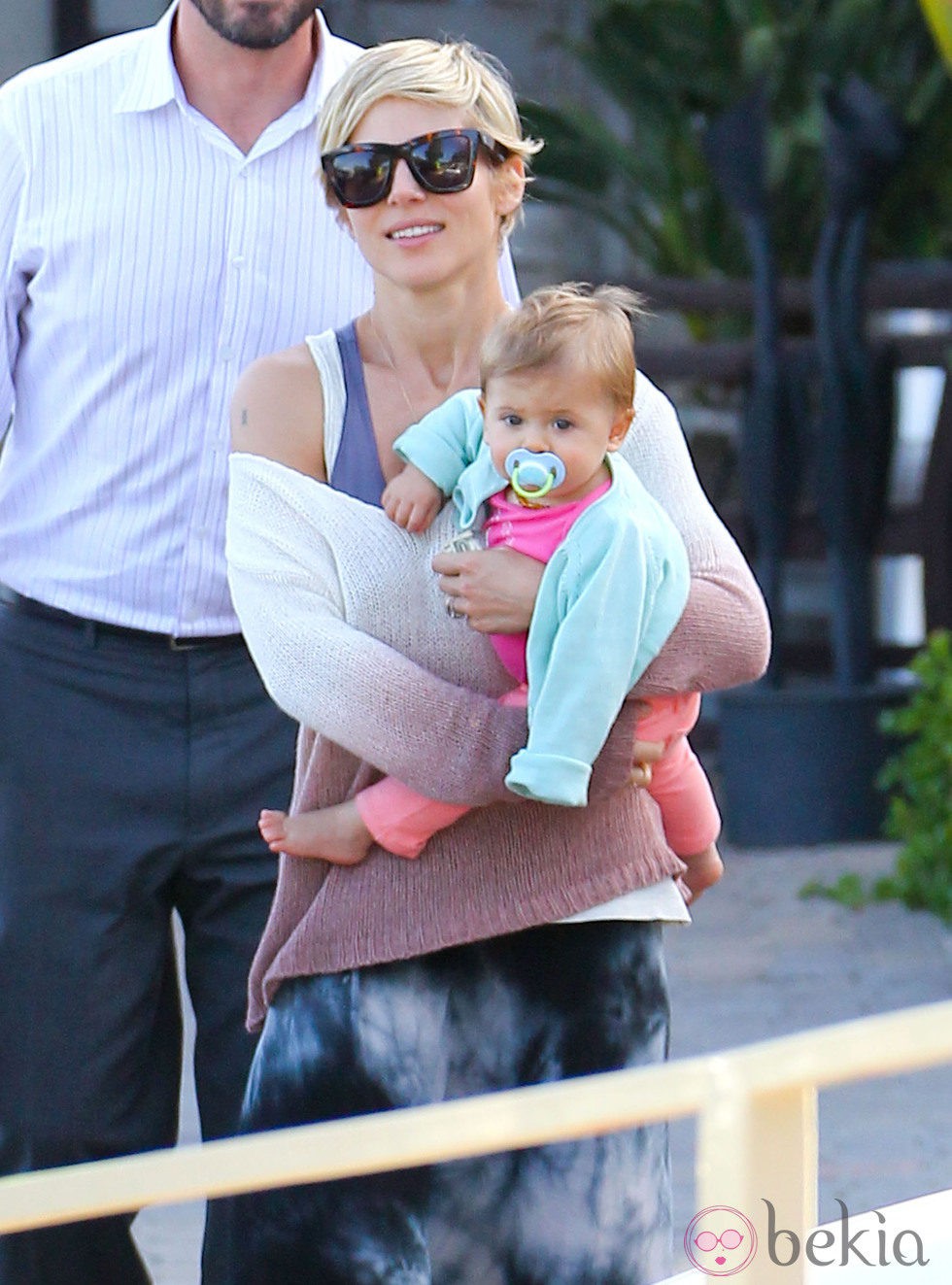 Elsa Pataky con su hija India Rose en brazos paseando por Malibú