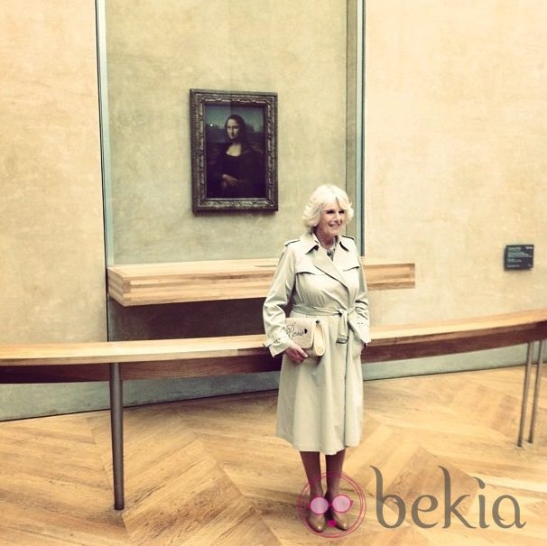 Camilla Parker con la Mona Lisa en el Louvre de París