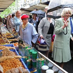 La Duquesa de Cornualles pasea por un mercado de París