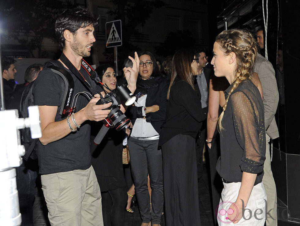 Ana Fernández se encuentra con Santiago Trancho en una fiesta en Madrid