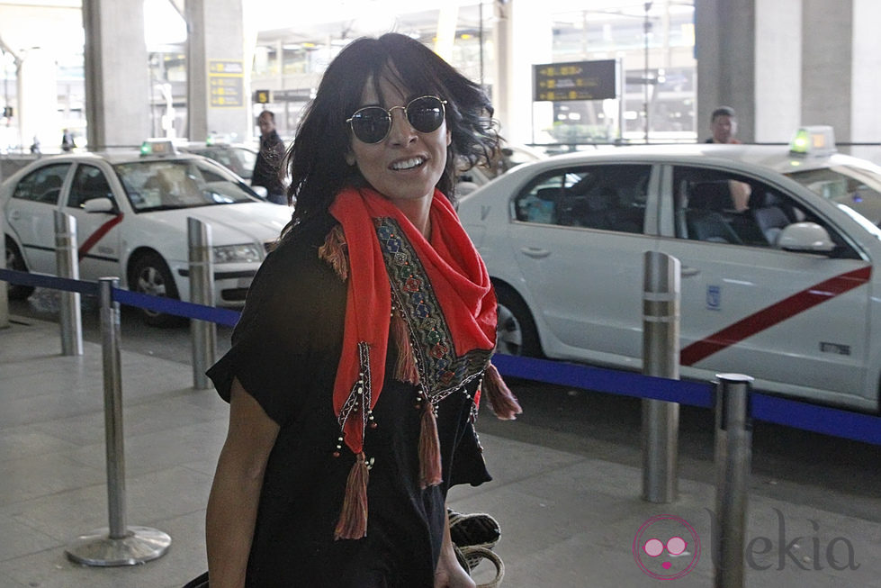 Raquel del Rosario sonríe en el aeropuerto de Barajas