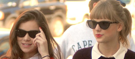 Taylor Swift y Hailee Steinfeld pasean por Westerly