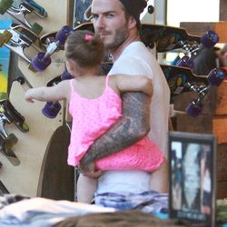 David Beckham y Harper Seven en una tienda de patinetes de Los Ángeles