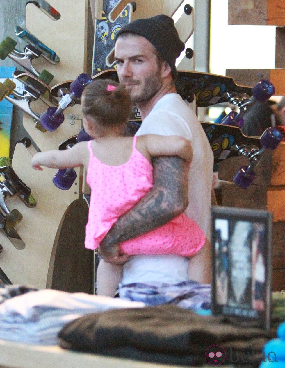 David Beckham y Harper Seven en una tienda de patinetes de Los Ángeles