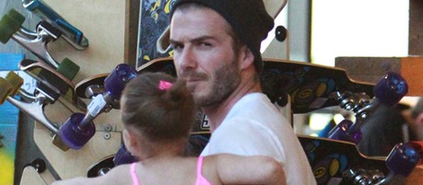 David Beckham y Harper Seven en una tienda de patinetes de Los Ángeles