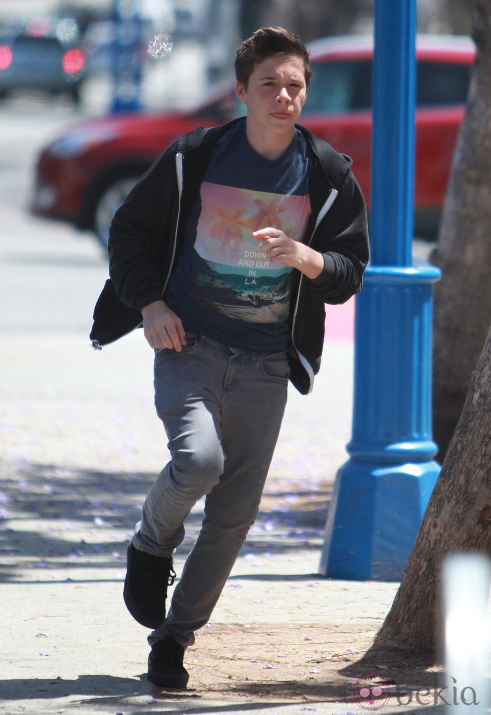 Brooklyn Beckham corriendo por las calles de Los Ángeles