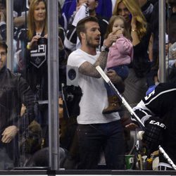 Tom Cruise, David Beckham y Harper Seven en un partido de hockey