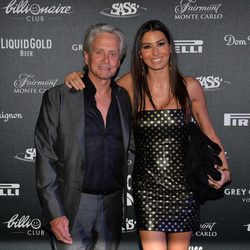 Michael Douglas y Elisabetta Gregoraci en una fiesta en Montecarlo