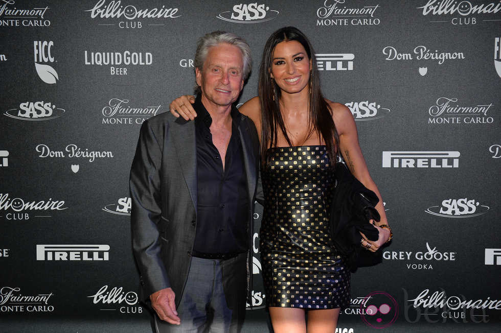 Michael Douglas y Elisabetta Gregoraci en una fiesta en Montecarlo