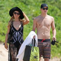 Paris Hilton y River Viiperi con el torso desnudo en Hawaii