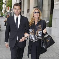 Norma Duval y su hijo Yelko en el funeral de José Luis Solaguren