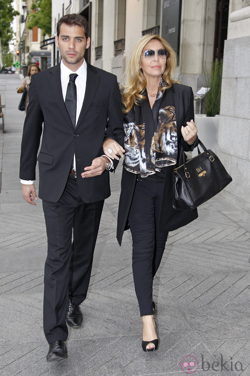 Norma Duval y su hijo Yelko en el funeral de José Luis Solaguren