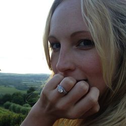 Candice Accola presume de su anillo de compromiso