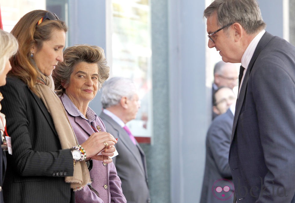 La Infanta Elena en la cuestación del Día de la Caridad 2013 con Carlos García Revenga