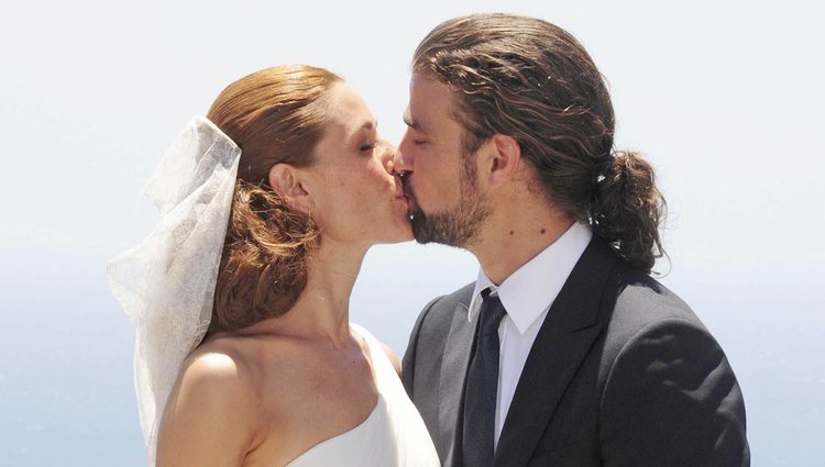 Raquel Sánchez Silva y Mario Biondo besándose el día de su boda