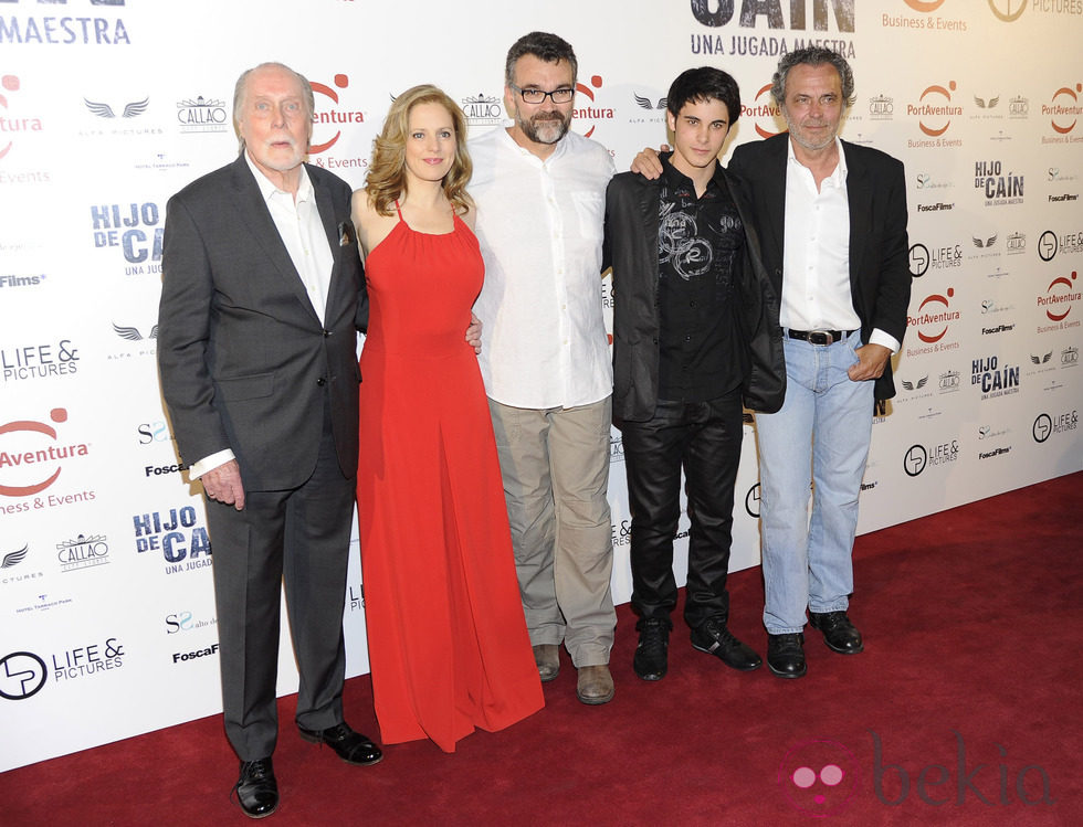 El director y el reparto de 'Hijo de Caín' en su estreno en Madrid