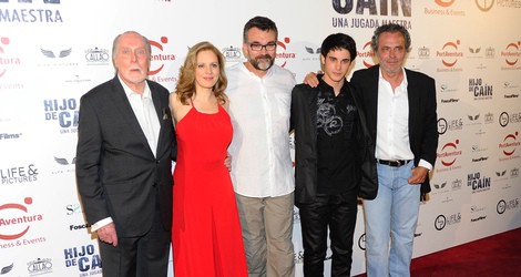 El director y el reparto de 'Hijo de Caín' en su estreno en Madrid