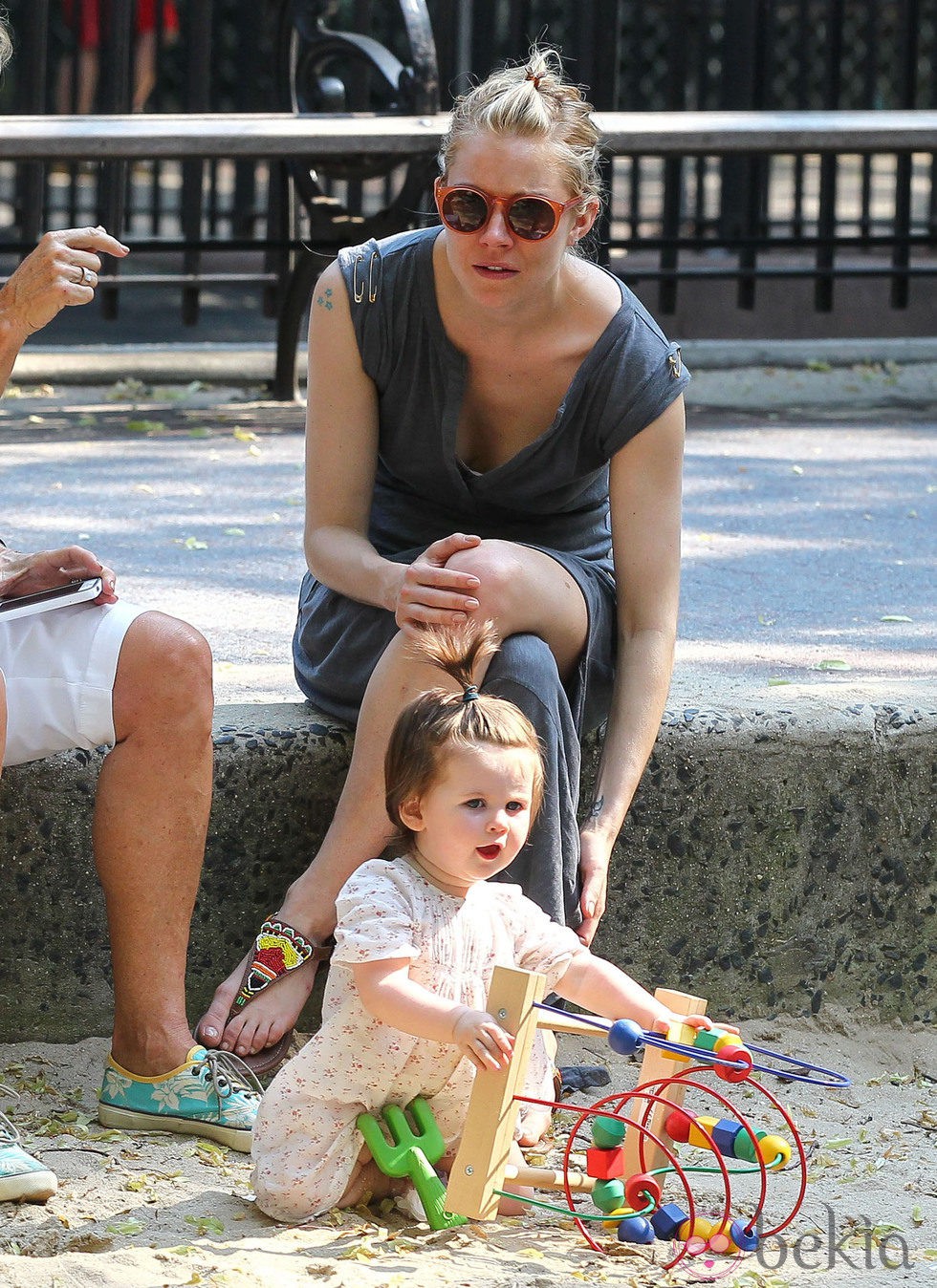 Sienna Miller con su hija Marlowe Sturridge en el parque