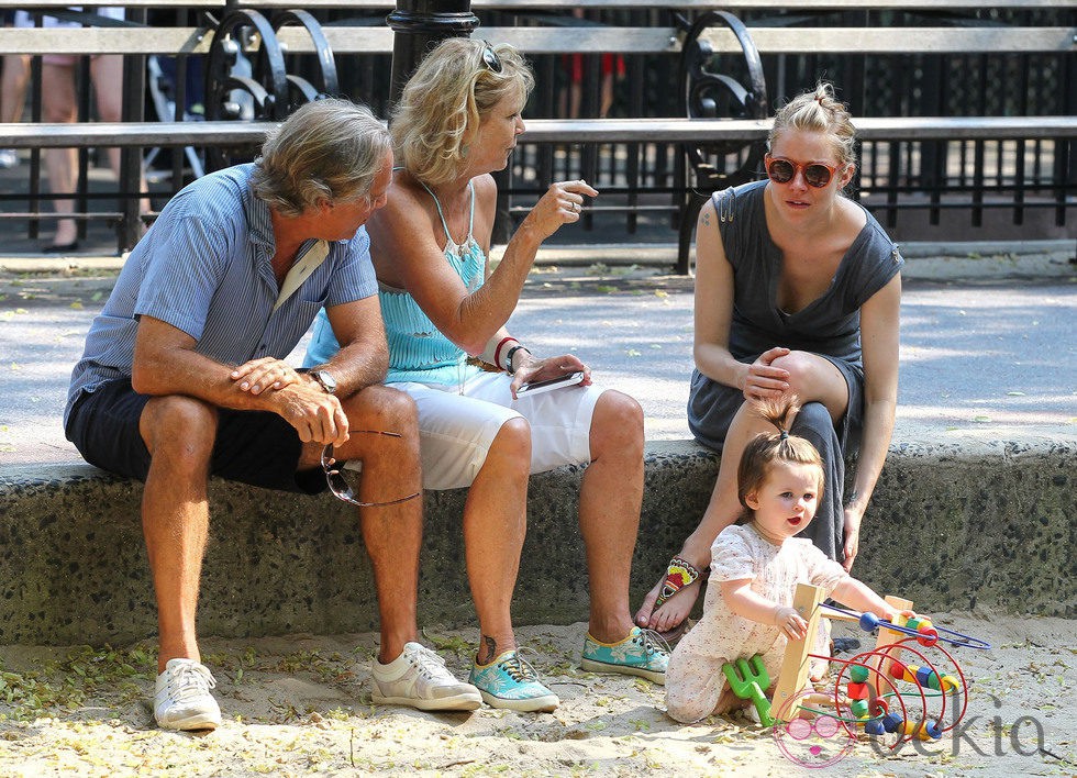 Sienna Miller con su hija Marlowe Sturridge y sus padres en el parque