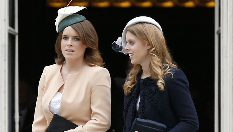 Las Princesas Beatriz y Eugenia de York en una garden party