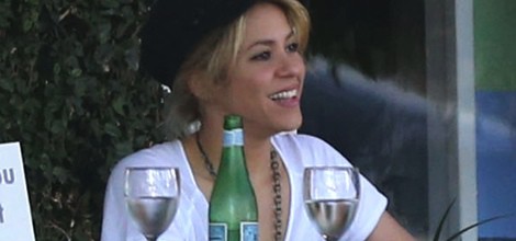 Shakira tomando una consumición en un centro comercial de Hollywood