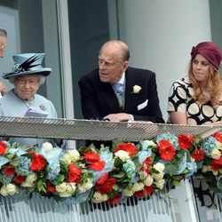 Sir Michael Oswald, la Reina Isabel, el Duque de Edimburgo y las Princesas de York en el Derby de Epsom 2013