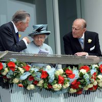 Sir Michael Oswald, la Reina Isabel, el Duque de Edimburgo y las Princesas de York en el Derby de Epsom 2013