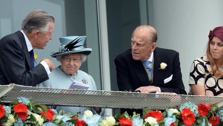 Sir Michael Oswald, la Reina Isabel, el Duque de Edimburgo y las Princesas de York en el Derby de Epsom 2013