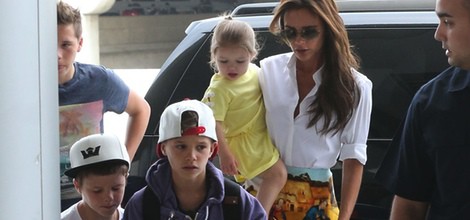 Victoria Beckham con sus cuatro hijos en el aeropuerto de Los Angeles