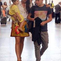 Victoria Beckham sujeta a Harper Seven y coge del hombro a Brooklyn en el aeropuerto