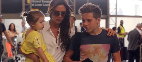 Victoria Beckham sujeta a Harper Seven y coge del hombro a Brooklyn en el aeropuerto