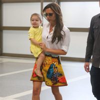 Victoria Beckham lleva en brazos a su hija Harper Seven en el aeropuerto de Los Angeles