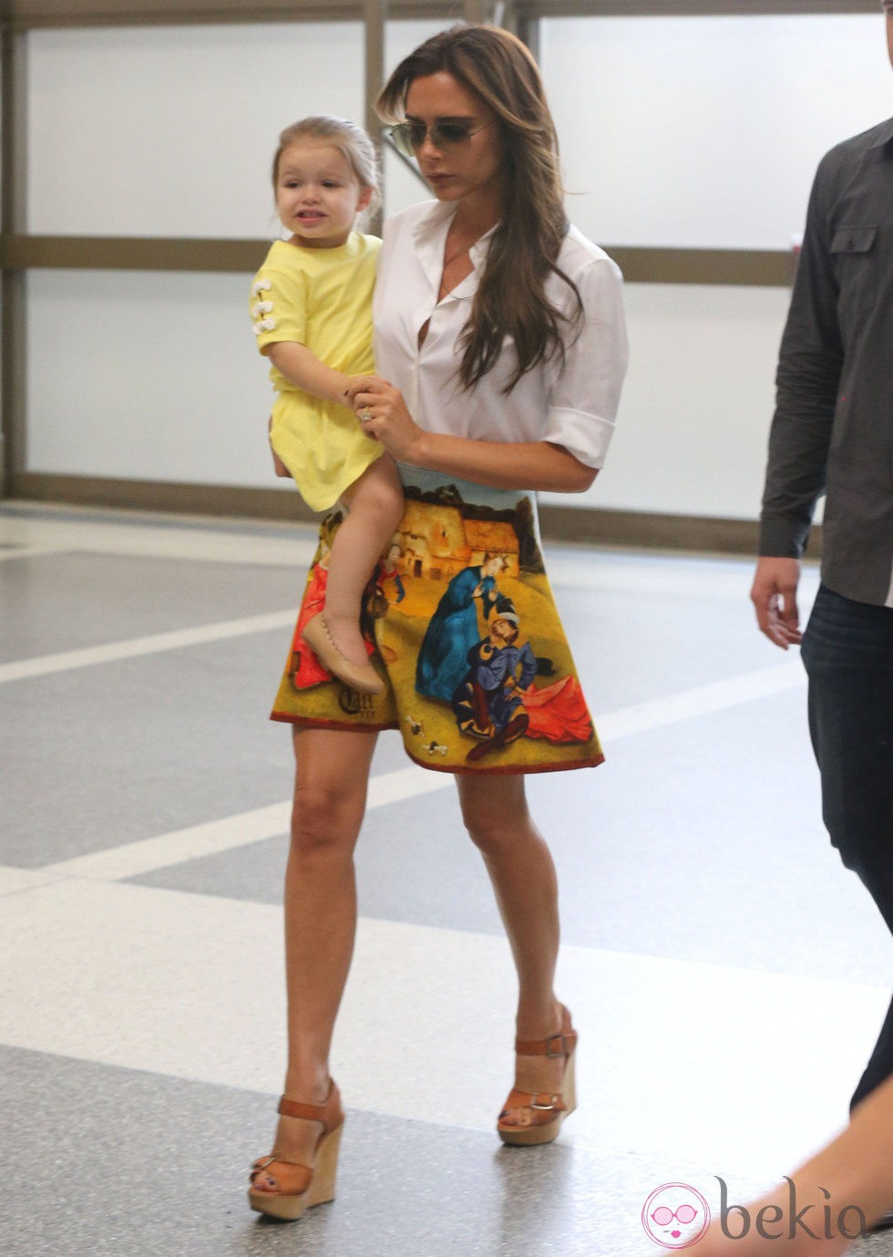 Victoria Beckham lleva en brazos a su hija Harper Seven en el aeropuerto de Los Angeles