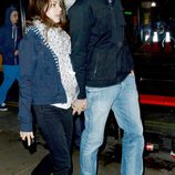 Ashton Kutcher y Mila Kunis paseando por Londres