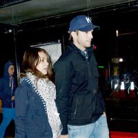 Ashton Kutcher y Mila Kunis paseando por Londres