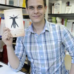 Christian Gálvez firmando ejemplares de 'Tienes talento' en la Feria del Libro de Madrid 2013