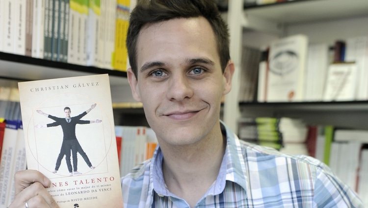 Christian Gálvez firmando ejemplares de 'Tienes talento' en la Feria del Libro de Madrid 2013