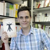 Christian Gálvez firmando ejemplares de 'Tienes talento' en la Feria del Libro de Madrid 2013