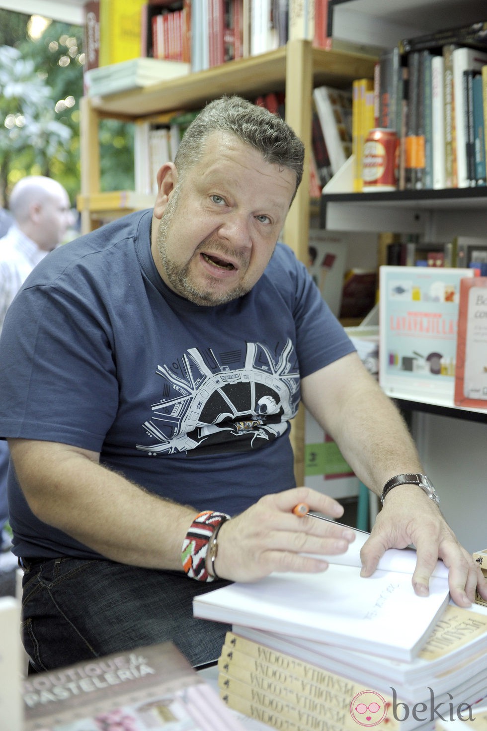 Alberto Chicote firmando ejemplares de 'Pesadilla en la cocina. Las recetas del programa' en la Feria del Libro de Madrid 2013