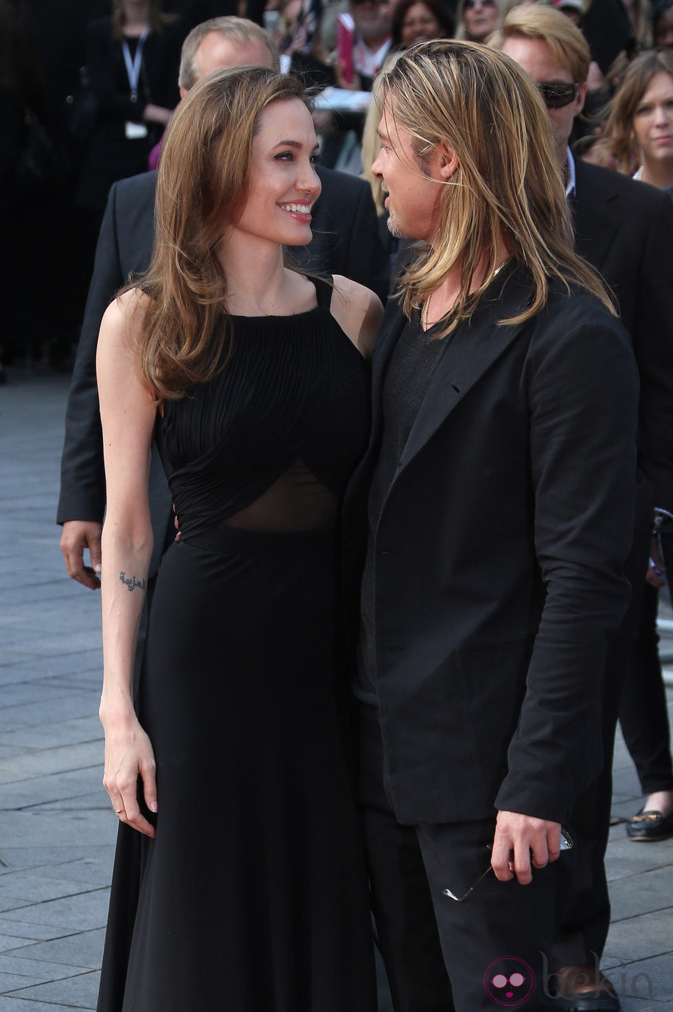 Angelina Jolie y Brad Pitt muy enamorados en el estreno de 'World War Z'