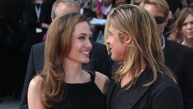 Angelina Jolie y Brad Pitt muy enamorados en el estreno de 'World War Z'