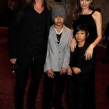 Brad Pitt y Angelina Jolie con sus hijos Maddox y Pax Jolie-Pitt en la premiere de 'Guerra Mundial Z' en Londres