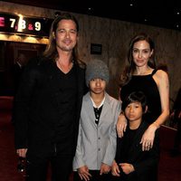 Brad Pitt y Angelina Jolie con sus hijos Maddox y Pax Jolie-Pitt en la premiere de 'Guerra Mundial Z' en Londres