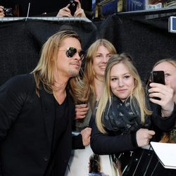 Brad Pitt atiende a los fans en la premiere de 'Guerra Mundial Z' en Londres