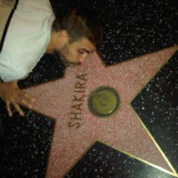 Gerard Piqué besa en el estrella en el Paseo de la Fama de Shakira