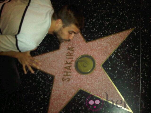 Gerard Piqué besa en el estrella en el Paseo de la Fama de Shakira