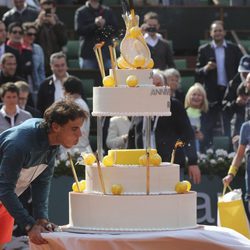 Rafa Nadal sopla las velas de la tarta de su 27 cumpleaños en Roland Garros 2013