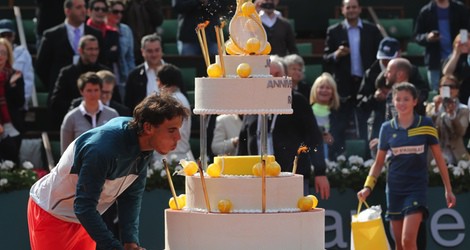 Rafa Nadal sopla las velas de la tarta de su 27 cumpleaños en Roland Garros 2013